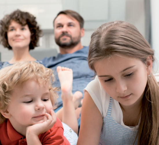 famille-tablet-sofa